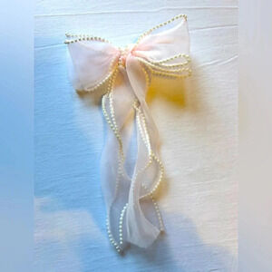 Light Pink Clip In Bow With Pearl Edge